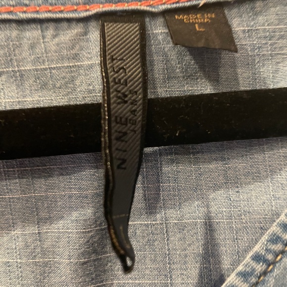 Denim Nine West dress. Elastic at waistline  and bows that can be tied on slave - Picture 4 of 6